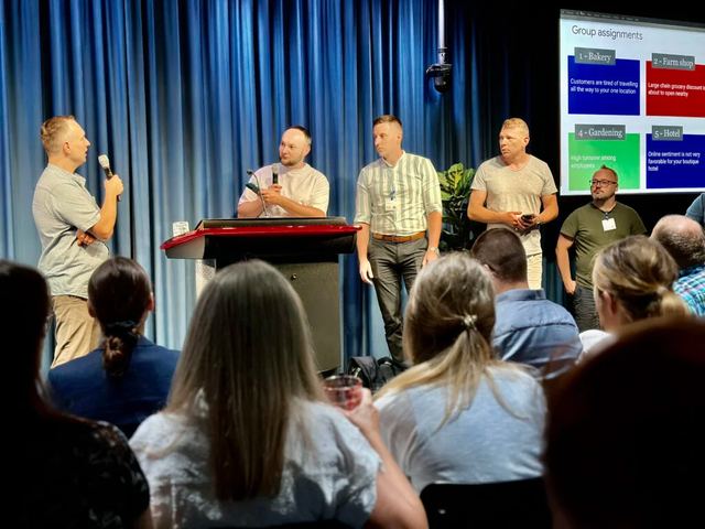 Arbeitsgruppe stellt ihre Ergebnisse auf der Bühne vor